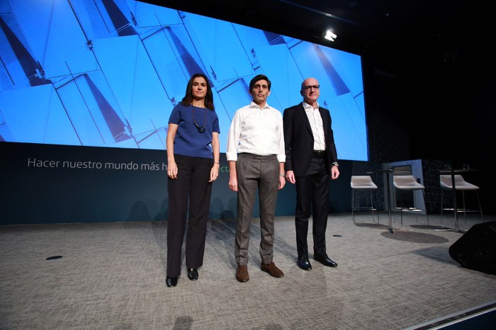 From left to right: Laura Abasolo, José María Álvarez-Pallete and Ángel Vilá